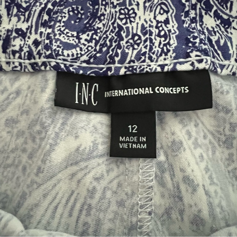 INC Blue Paisley Women's Shorts with pockets stretchy - Picture 3 of 4